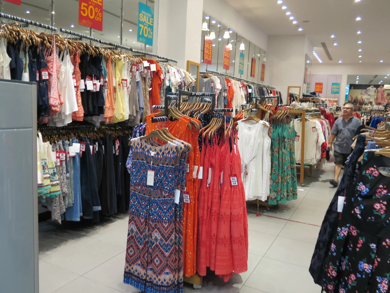 百万客流引爆！日用百货服装店销售技巧全解析